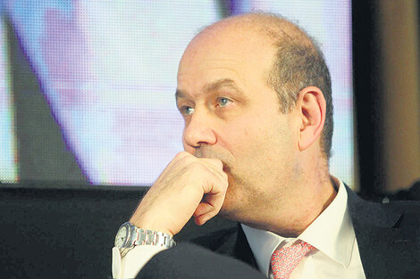 Federico Sturzenegger, presidente del Central, viene subiendo la tasa para frenar la corrida.