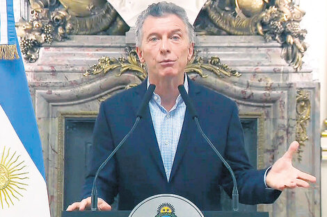 Mauricio Macri, solo en la tarima, leyó un discurso por cadena de apenas 160 segundos, para declarar la vuelta al Fondo Monetario.