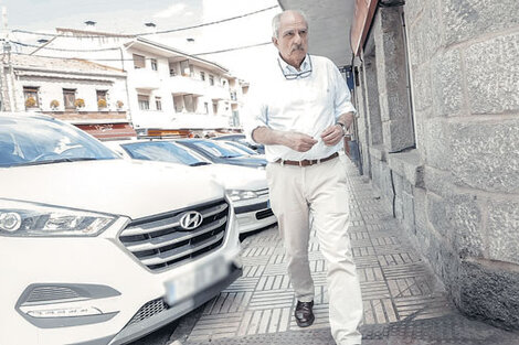 El represor Adolfo Scilingo caminando tranquilamente por las calles de un pueblo de las sierras de Madrid.