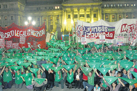 El pañuelazo frente al Congreso, encabezado por las referentes de la Campaña por el Aborto.