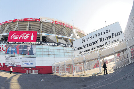 Una muerte con el estadio a oscuras