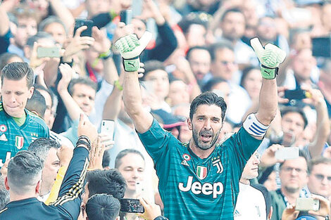 Buffon recorrió la cancha saludando a cuanto hincha se inclinaba desde la tribuna.