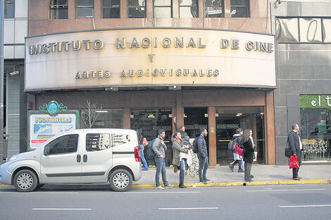 Artículos de librería sí, películas no