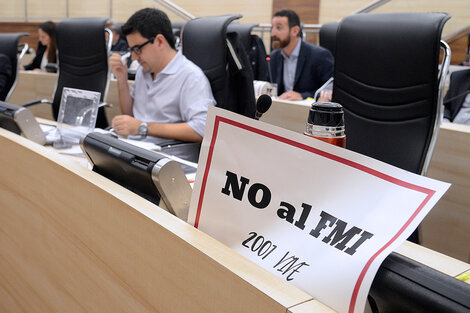 "No al FMI. 2001 vive", decía el cartel que se colocó en las bancas del Concejo. (Fuente: Andres Macera)