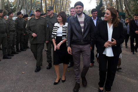 Bulrrich junto a Fein y el ministro Pullaro en el Destacamento Móvil 2 de Gendarmería. (Fuente: Sebastián Granata)