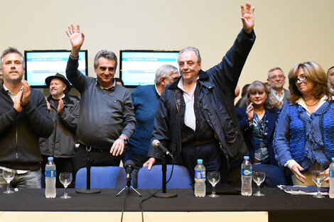 Rossi y Heller junto a otros dirigentes en el acto en Santa Fe.