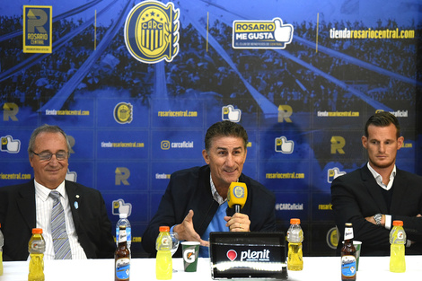 Bauza rodeado por el presidente Broglia y Cetto, el manager del club. (Fuente: Sebastián Granata)