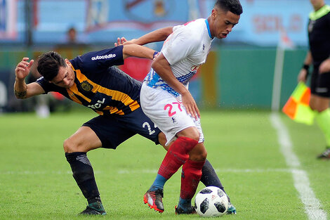 Parot intenta frenar a un jugador de Arsenal. Central se comió tres goles en quince minutos. (Fuente: Fotobaires)