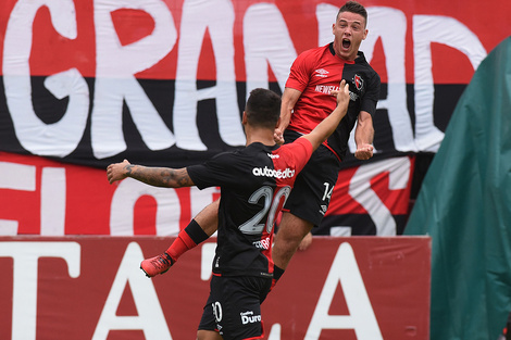 El equipo festeja el gol de Alexis Rodríguez que le dió la victoria y un empuje importante. (Fuente: Sebastián Granata)