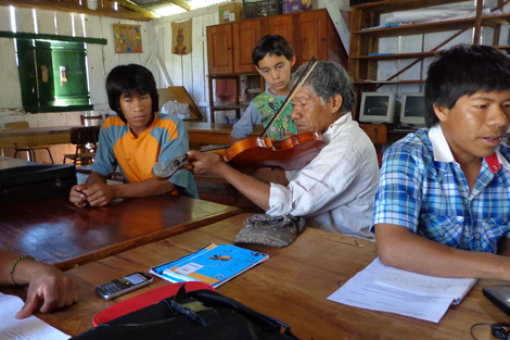 Ensayando con Don Germán Mendez, Marcos y otros docentes auxiliares.