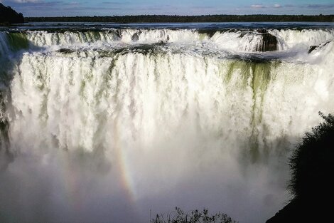 La concesión privada delimita Cataratas: no se puede ir más allá de los carteles, salvo con la vista o la lente.