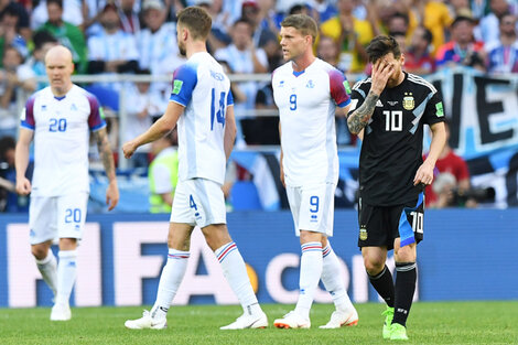 Messi se lamenta tras el fin del partido con Islandia.