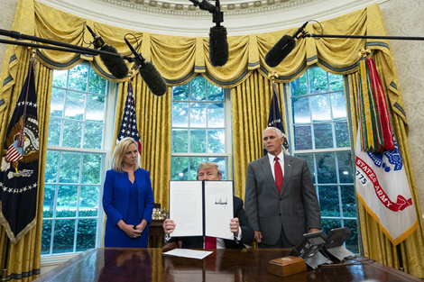 Trump muestra la Orden Ejecutiva que retrotrae la política hacia menores inmigrantes.
