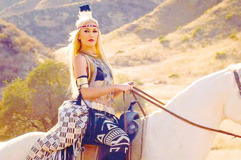 Gwen Stefani aparecía caracterizada como nativa norteamericana en su canción “Looking hot”.