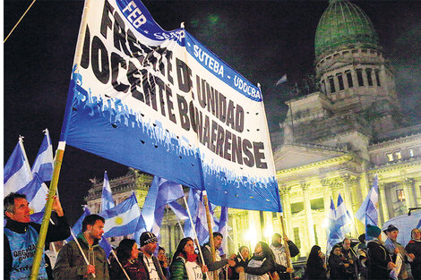 Los maestros realizaron ayer banderazos en reclamo de la reanudación de la paritaria.