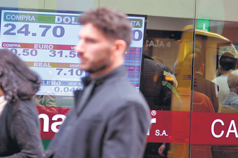 El mes que vivimos en plena corrida cambiaria