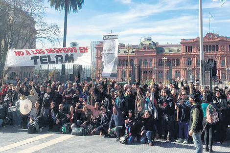 Luego de conocida la noticia, los trabajadores de la Agencia Télam protestaron en la Plaza de Mayo.