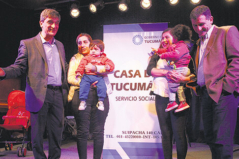 Pablo Yedlin, Lucía con Lisandro, Alejandra con Agustín y Gabriel Yedlin en la Casa de Tucumán.