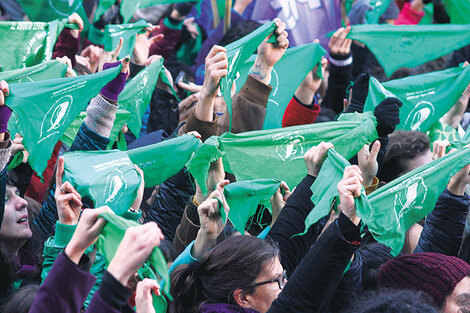 Hoy, la Campaña inicia sus pañuelazos para impulsar al Senado a que apruebe la ley por el aborto legal.