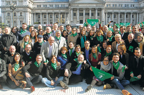 Frente al Congreso, para convencer a los diputados macristas que todavía dudan.