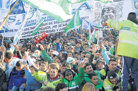 Los manifestantes en la Plaza de Mayo, con una lista de necesidades en crecimiento.