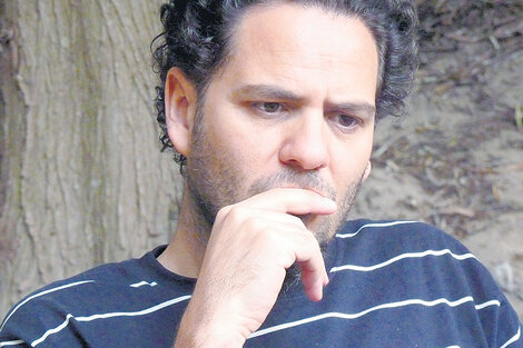 Fernando Alfón escribió Que nunca nos pase nada, Cuentos que caben en el umbral y La razón del estilo.