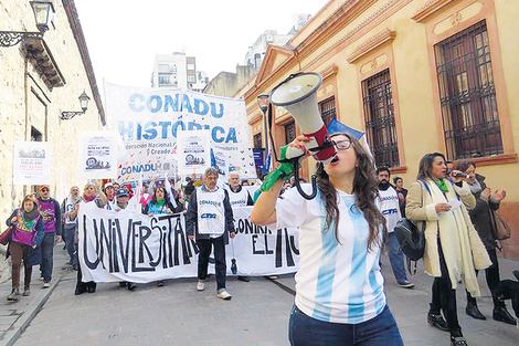 Profesores y estudiantes se movilizaron en rechazo a la política educativa de Cambiemos.