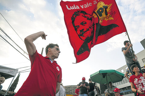 Simpatizantes del ex mandatario de Brasil y candidato favorito piden por su liberación.