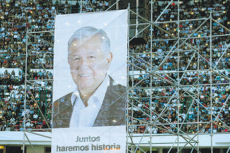 AMLO metió un gol sin trampa en el Estadio Azteca