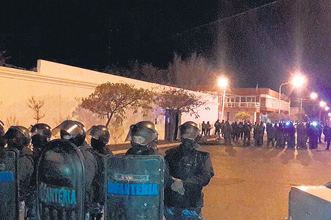 Los docentes responsabilizaron por la represión al gobierno de Mariano Arcioni.