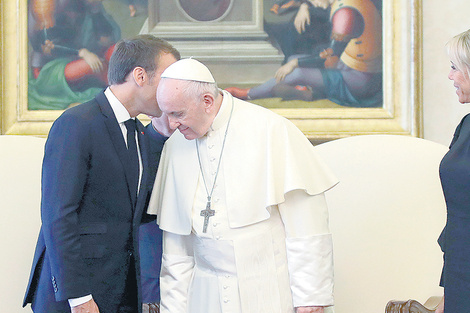 “Todos somos pobres”, dijo el Papa a Macron