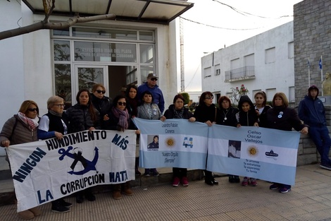 Familiares del pesquero el Repunte junto con los del submarino ARA San Juan.