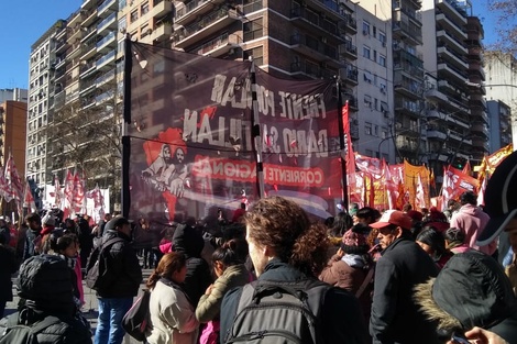 Un momento de la concentración, frente a la vieja Facultad de Ingeniería.