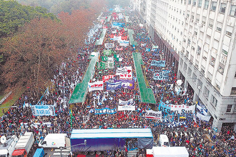 Un multitud se reunió frente al Ministerio de Defensa para repudiar el decreto que militariza la seguridad interior.