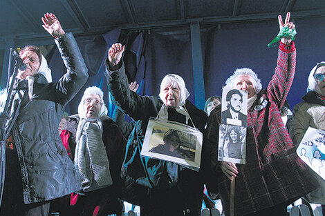 Las Madres de Plaza de Mayo encabezaron el acto y movilización contra el decreto del presidente Macri.