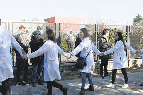 El abrazo al Hospital El Cruce de Florencio Varela, reacción comunitaria a un corte de presupuesto del 42 por ciento.