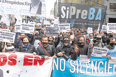 Una multitud marchó hasta el CCK para reclamar la reincorporación de los despedidos en Télam.