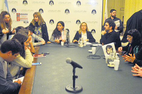 Myriam Bregman (der.) y Victoria Montenegro (izq.) en la reunión con los estudiantes.
