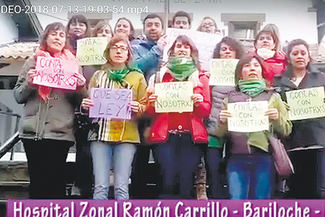 En las piezas, profesionales de todo el país se manifiestan en sus lugares de trabajo.