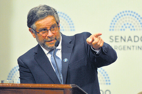 Un ministro al rojo vivo en el Senado