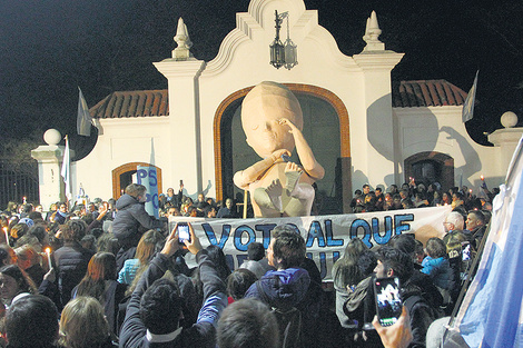 El feto cantó el Himno en Olivos