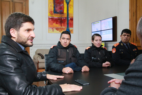 El ministro tuvo un reconocimiento a los dos policías que rescataron a un joven discapacitado.