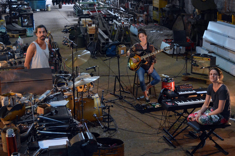 Gerónimo Mangini (batería), Luciana Bass (guitarra) y Rocío Giménez López (piano) integran Pez Blob.