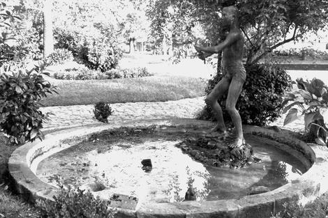 Foto del arquitecto Carlos Montenegro del emplazamiento original de la obra de Lucio Fontana “Niño pescador” en Concordia.