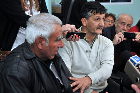 El abogado Bordón (der.) junto a uno de los campesinos desalojados que ha defendido.