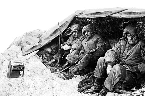 Soldados argentinos en una trinchera, durante la guerra de 1982.