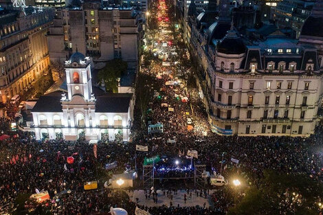 Una multitud en defensa de la universidad pública