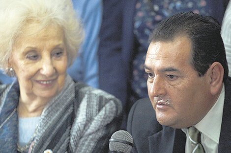 Ismael Suleiman, el hermano mayor de Marcos Ramos, junto a Estela Carlotto.