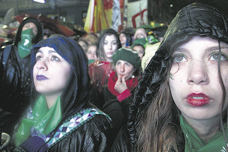 La madrugada de ayer en Congreso, una espera verde a la votación en el Senado.