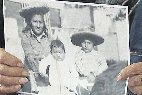 Rosario del Carmen Ramos con sus hijos Ismael y Camilo.